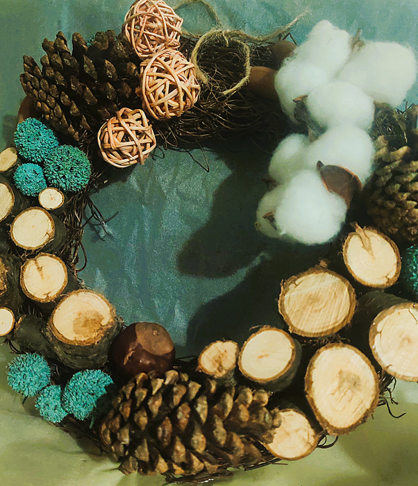 Coronita naturala de Craciun din nuieluse si felii de lemn [2]