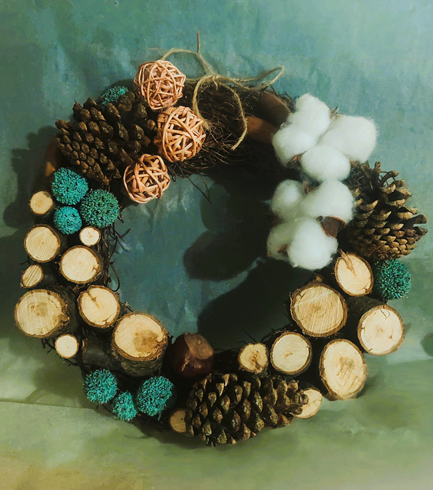 Coronita naturala de Craciun din nuieluse si felii de lemn [4]