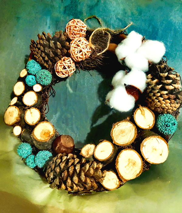 Coronita naturala de Craciun din nuieluse si felii de lemn [3]
