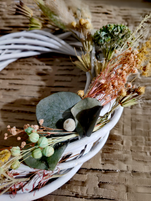 Coronita de Paste din nuiele si flori naturale uscate, in nuante de menta, roz, galben [2]