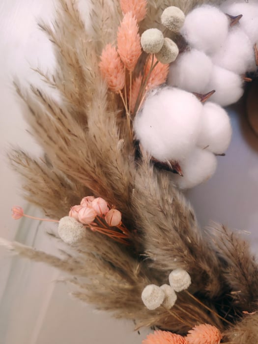 Coronita de Paste din nuiele si flori naturale uscate, in nuante de crem, alb si somon [3]