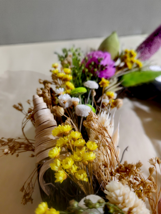 Coronita de Paste din nuiele si flori naturale uscate, in nuante de violet, galben si verde [2]