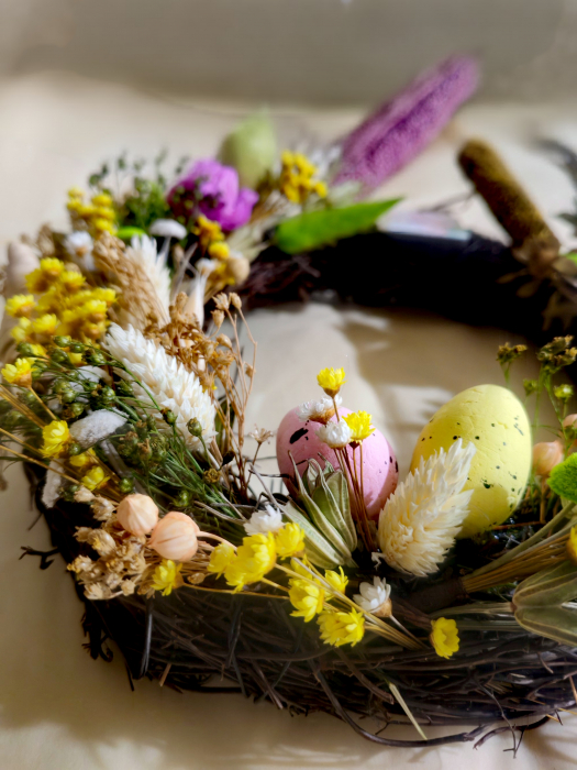 Coronita de Paste din nuiele si flori naturale uscate, in nuante de violet, galben si verde [3]