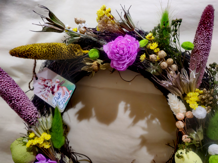 Coronita de Paste din nuiele si flori naturale uscate, in nuante de violet, galben si verde [4]