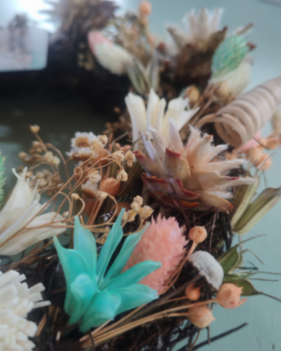 Coronita de Paste din nuiele si flori naturale uscate, in nuante de bej, roz, turcoaz [4]