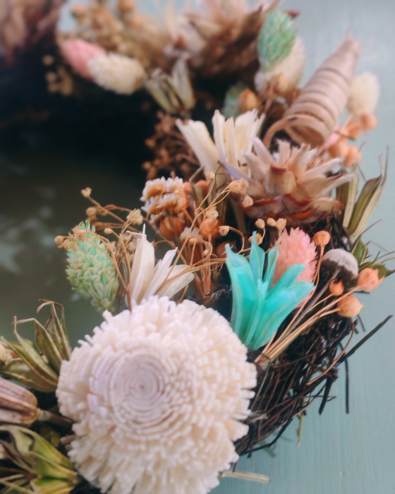 Coronita de Paste din nuiele si flori naturale uscate, in nuante de bej, roz, turcoaz [5]