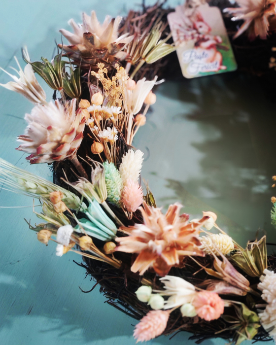 Coronita de Paste din nuiele si flori naturale uscate, in nuante de bej, roz, turcoaz [2]