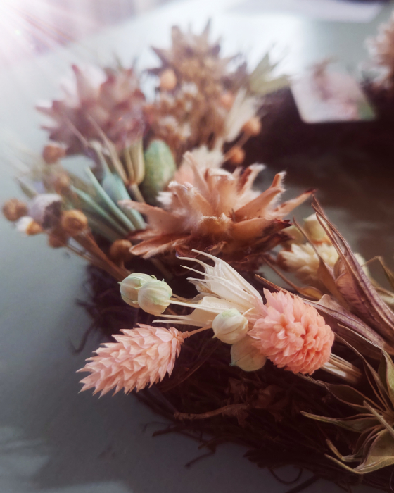 Coronita de Paste din nuiele si flori naturale uscate, in nuante de bej, roz, turcoaz [6]