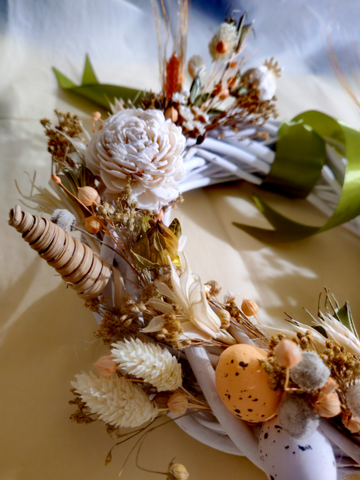 Coronita de Paste din nuiele si flori naturale uscate, in nuante de bej si piersica [3]