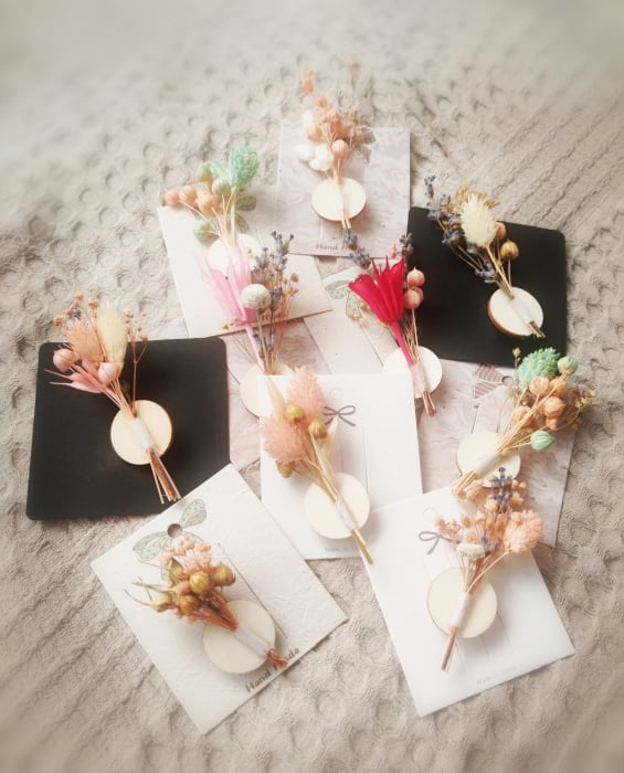 Set 10 brose lucrate manual, pe suport de lemn si cu flori naturale uscate [3]