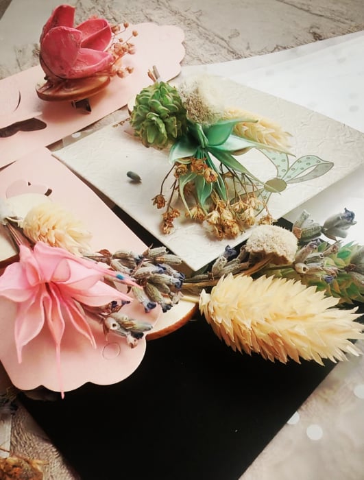 Set 10 brose lucrate manual, pe suport de lemn si cu flori naturale uscate [7]