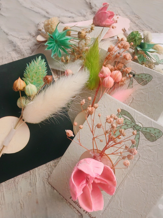 Set 10 brose lucrate manual, pe suport de lemn si cu flori naturale uscate [6]