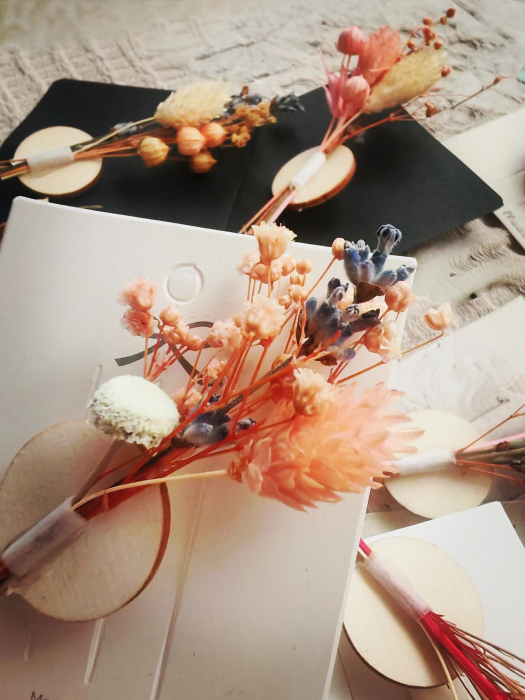 Set 10 brose lucrate manual, pe suport de lemn si cu flori naturale uscate [5]