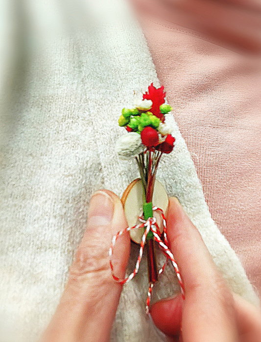 Set 10 martisoare tip brosa lucrate manual, pe suport de lemn si cu flori naturale uscate in nuante pastel [5]