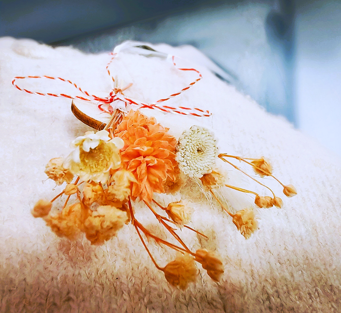 Set 10 martisoare tip brosa lucrate manual, pe suport de lemn si cu flori naturale uscate in nuante pastel [2]