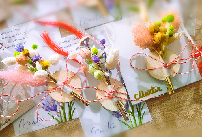 Set 10 martisoare tip brosa lucrate manual, pe suport de lemn si cu flori naturale uscate in nuante pastel [3]