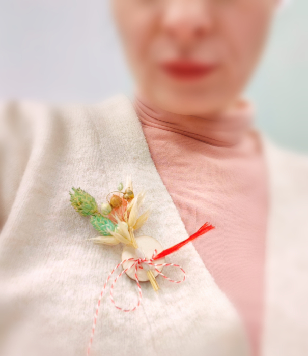 Set 10 martisoare tip brosa lucrate manual, pe suport de lemn si cu flori naturale uscate in nuante pastel [4]