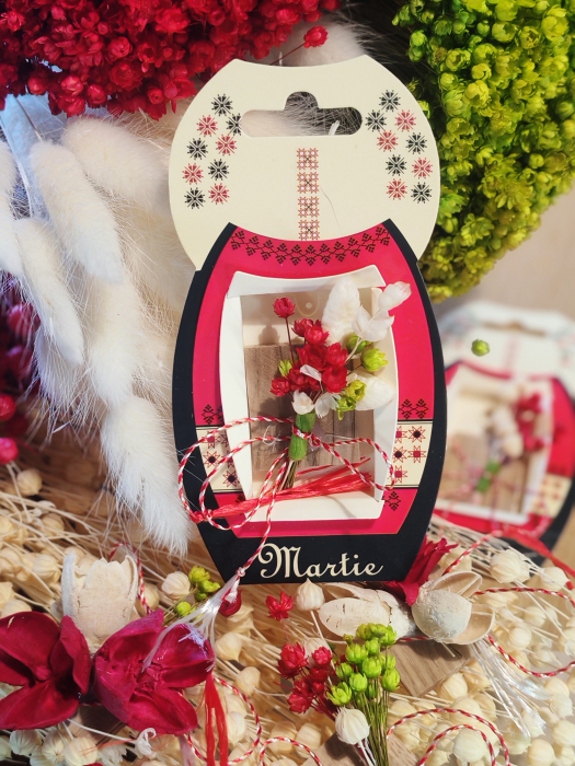 Set 10 Martisoare tip brosa lucrate manual, pe suport de lemn si cu flori naturale uscate [2]