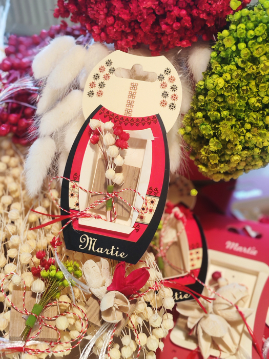 Set 10 Martisoare tip brosa lucrate manual, pe suport de lemn si cu flori naturale uscate [4]