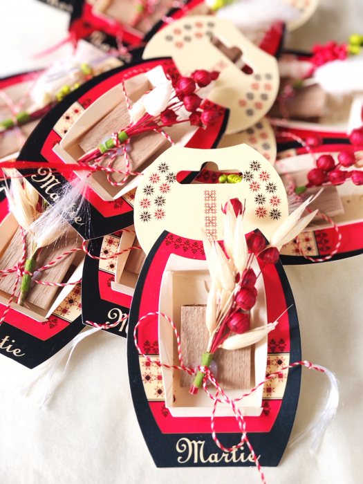 Set 10 Martisoare tip brosa lucrate manual, pe suport de lemn si cu flori naturale uscate [7]