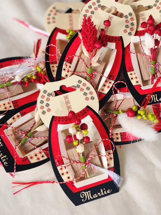 Set 10 Martisoare tip brosa lucrate manual, pe suport de lemn si cu flori naturale uscate [5]