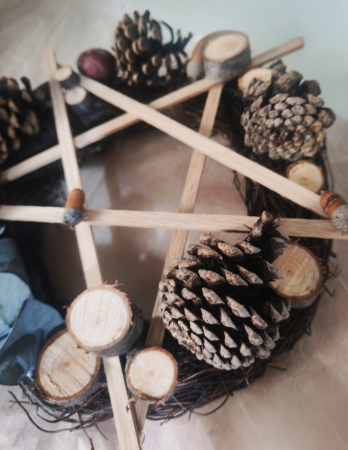 Coronita de Craciun din nuieluse si felii de lemn [6]