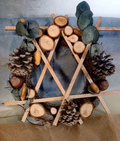 Decoratiuni - Coronita de Craciun din nuieluse si felii de lemn