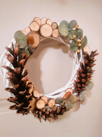 Coronita de Craciun din nuiele albe si felii de lemn [3]