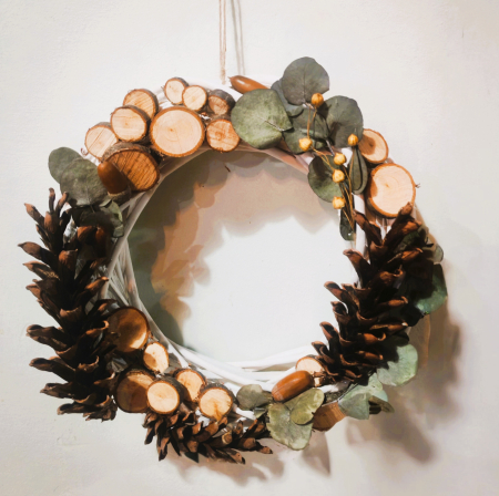 Coronita de Craciun din nuiele albe si felii de lemn [5]