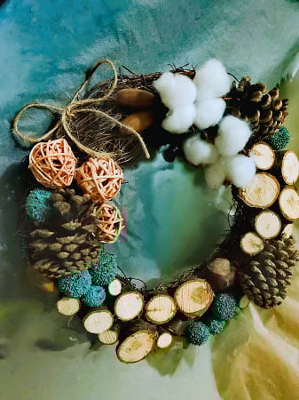 Decoratiuni - Coronita naturala de Craciun din nuieluse si felii de lemn