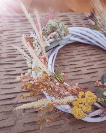 Coronita de Paste din nuiele si flori naturale uscate, in nuante de menta, roz, galben [4]