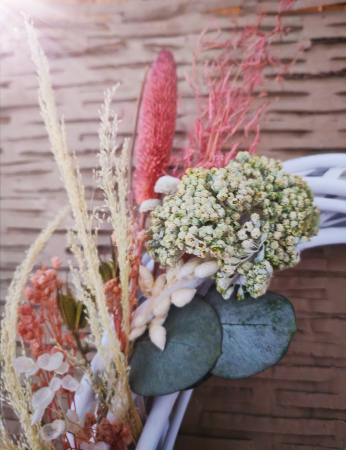 Coronita de Paste din nuiele si flori naturale uscate, in nuante de menta, roz, galben [2]