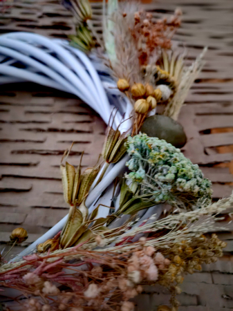 Coronita de Paste din nuiele si flori naturale uscate, in nuante de menta, roz, galben [3]