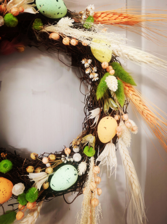 Decoratiuni - Coronita de Paste din nuiele si flori naturale uscate, in nuante de portocaliu, galben, verde