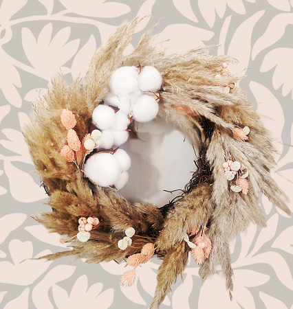 Decoratiuni - Coronita de Paste din nuiele si flori naturale uscate, in nuante de crem, alb si somon