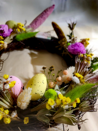 Coronita de Paste din nuiele si flori naturale uscate, in nuante de violet, galben si verde [4]