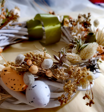 Coronita de Paste din nuiele si flori naturale uscate, in nuante de bej si piersica [6]