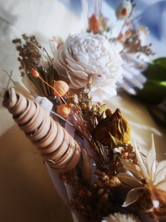 Coronita de Paste din nuiele si flori naturale uscate, in nuante de bej si piersica [5]