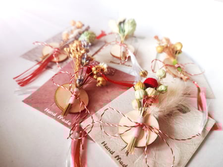 Accesorii - Set 10 martisoare tip brosa lucrate manual, pe suport de lemn si cu flori naturale uscate in nuante pastel