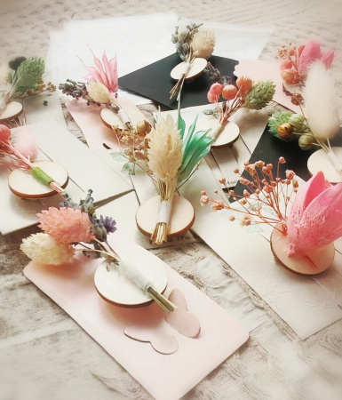 Accesorii - Set 10 brose lucrate manual, pe suport de lemn si cu flori naturale uscate