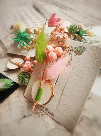 Set 10 brose lucrate manual, pe suport de lemn si cu flori naturale uscate [3]