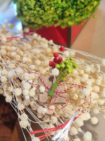 Set 10 Martisoare tip brosa lucrate manual, pe suport de lemn si cu flori naturale uscate [2]