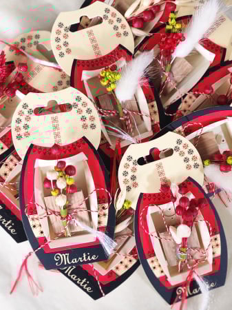 Accesorii - Set 10 Martisoare tip brosa lucrate manual, pe suport de lemn si cu flori naturale uscate