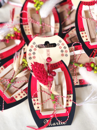 Set 10 Martisoare tip brosa lucrate manual, pe suport de lemn si cu flori naturale uscate [5]