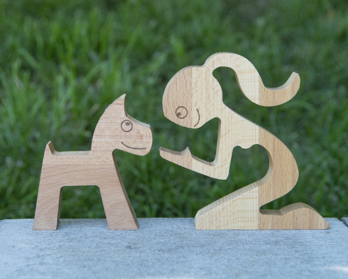 Figurina decorativa din lemn de fag fata si catel, 16x11 cm [4]