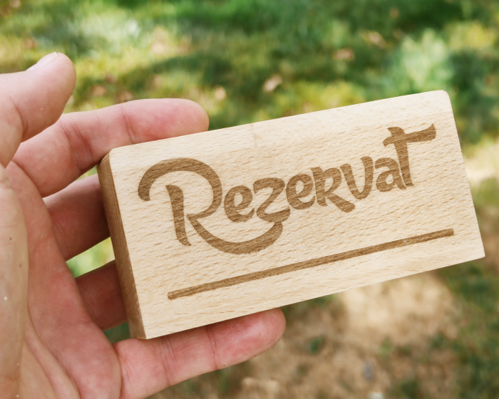 Semn pentru masa 'Rezervat' din lemn de fag, 12x6x2,8 cm [3]