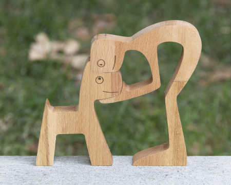 Figurina decorativa din lemn de fag baiat si catel, 13x12 cm [3]