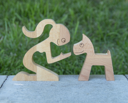 Figurina decorativa din lemn de fag fata si catel, 16x11 cm [4]