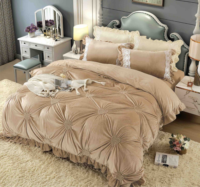 Lenjerie pat dublu catifea deluxe, 4 piese, cu pliuri si inimioare brodate