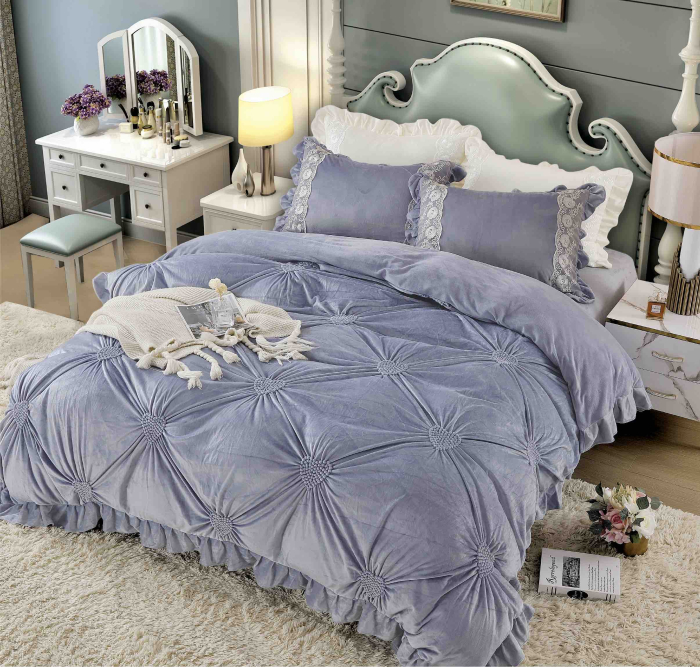 Lenjerie pat dublu catifea deluxe, 4 piese, cu pliuri si inimioare brodate